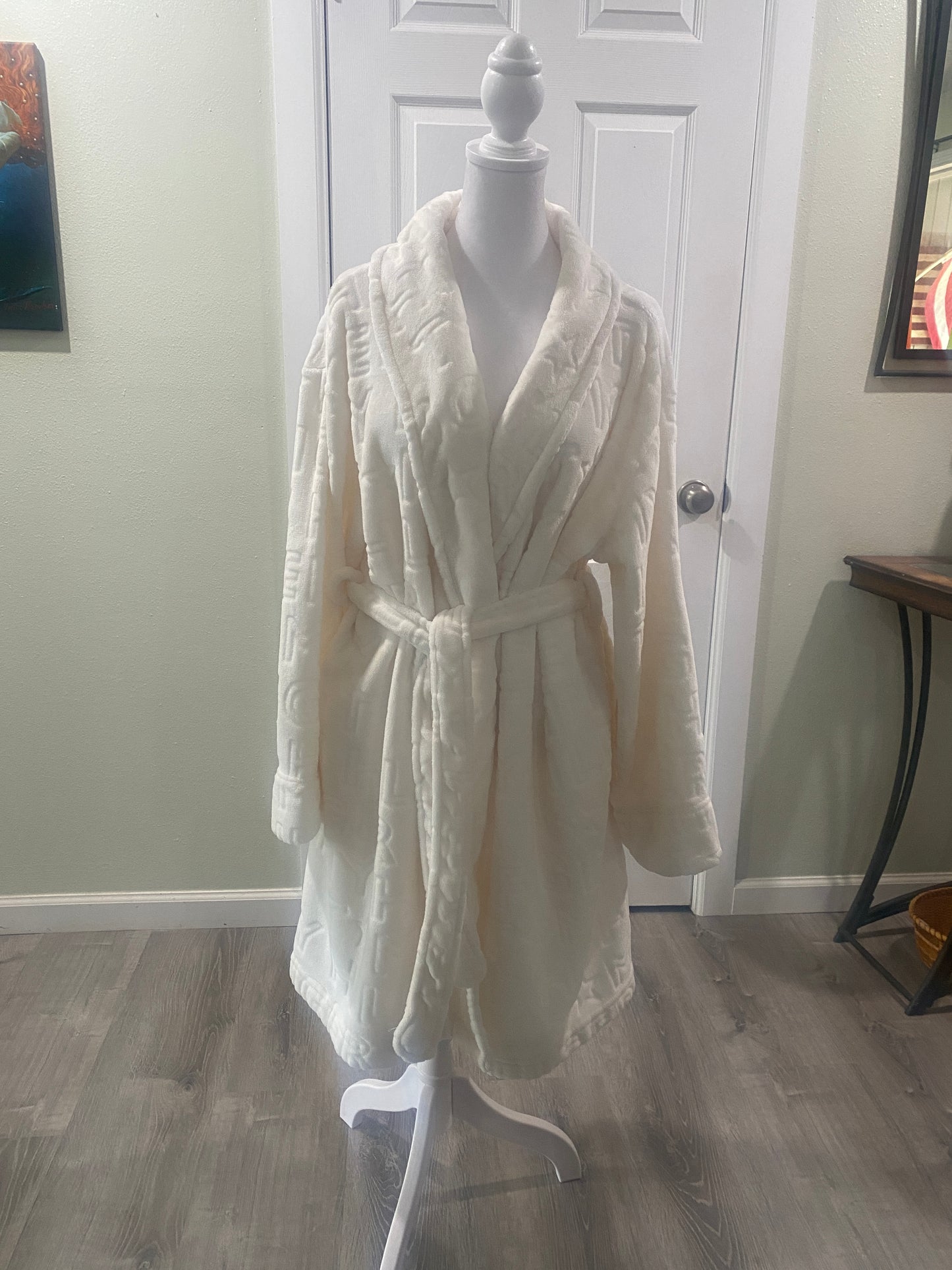 Tommy Hilfiger Logo Size L/XL Plush Belted Robe White Super Soft with Two Pockets